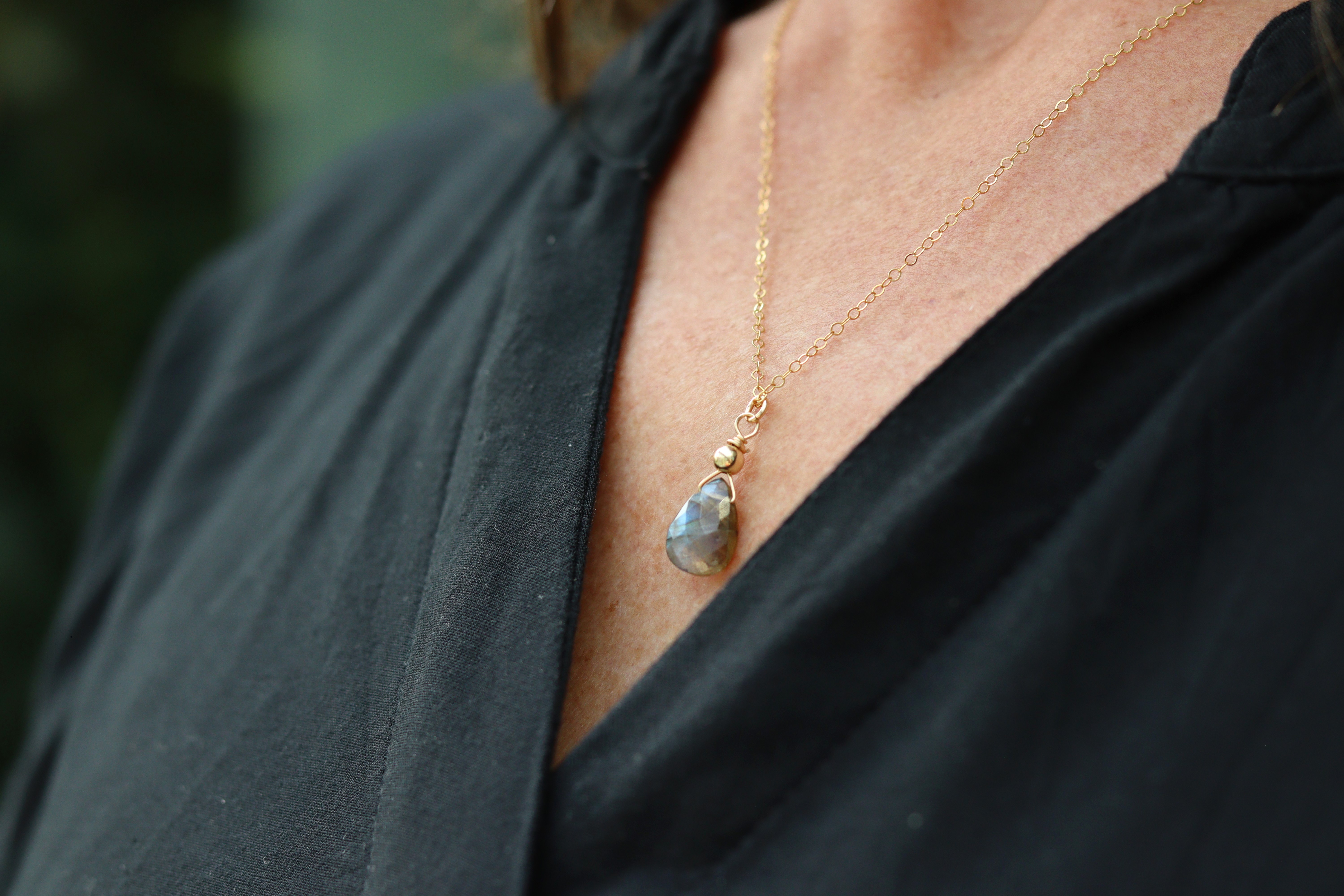 Sierlijke labradoriet aan 14k gold filled gouden  of 925 zilveren ketting