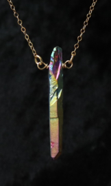 Bergkristal hanger in regeboog kleuren, aan een 14k gold filled ketting
