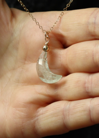 Prasioliet, groene amethist facet geslepen maan hanger 14k gold filled gouden of 925 zilveren ketting