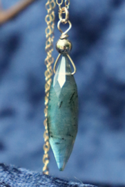 Sierlijke labradoriet hanger aan 14k gold filled of 925 zilveren ketting