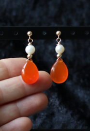Carneool met zoetwaterparel gouden 14k gold filled oorbellen