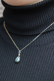 Sierlijke labradoriet aan 14k gold filled gouden  of 925 zilveren ketting