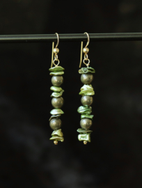 Pyriet (lucky stone)en zoetwaterparel 14k gold filled gouden oorbellen,