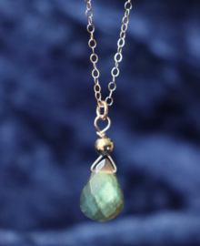 Sierlijke labradoriet aan 14k gold filled gouden  of 925 zilveren ketting