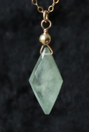 Aquamarijn in diamantvorm geslepen aan een gold filled  of 925 zilveren ketting