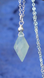 Aquamarijn in diamantvorm geslepen aan een gold filled  of 925 zilveren ketting