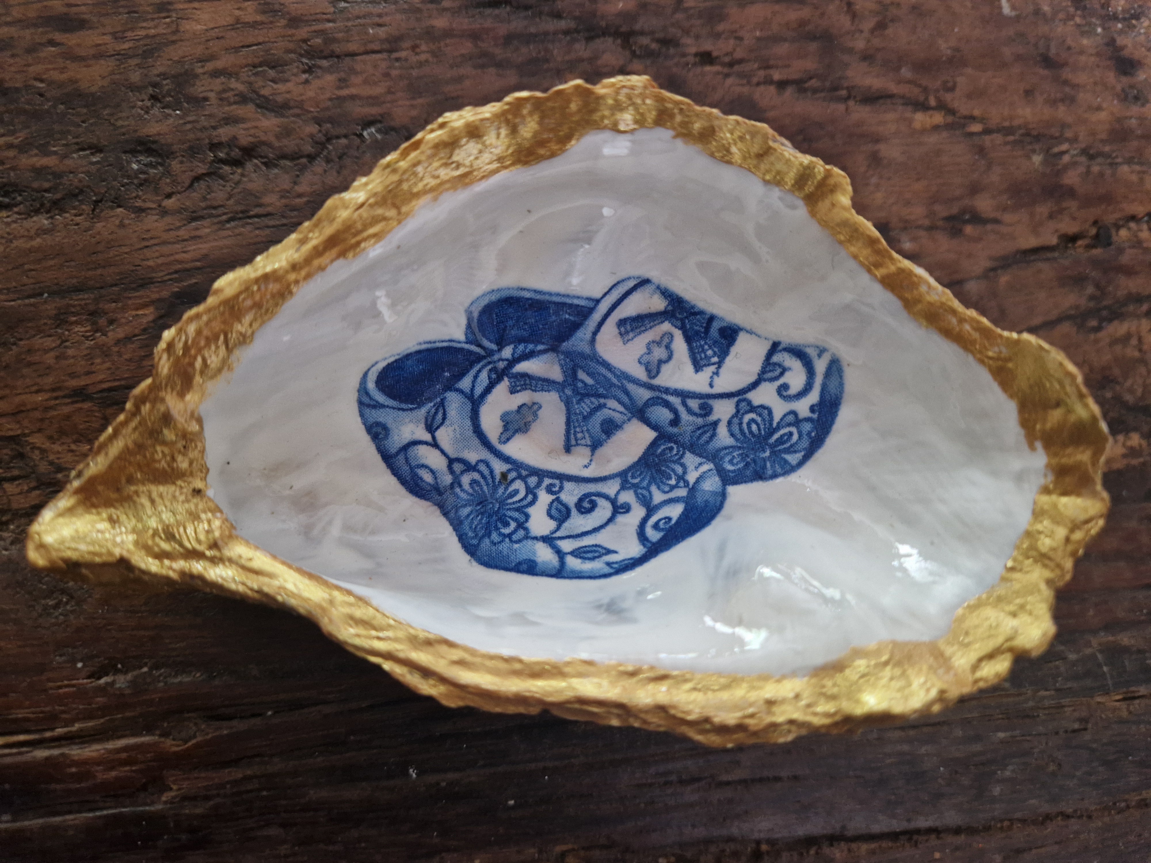 Grote losse oester goudrand klompen Delfts blauw