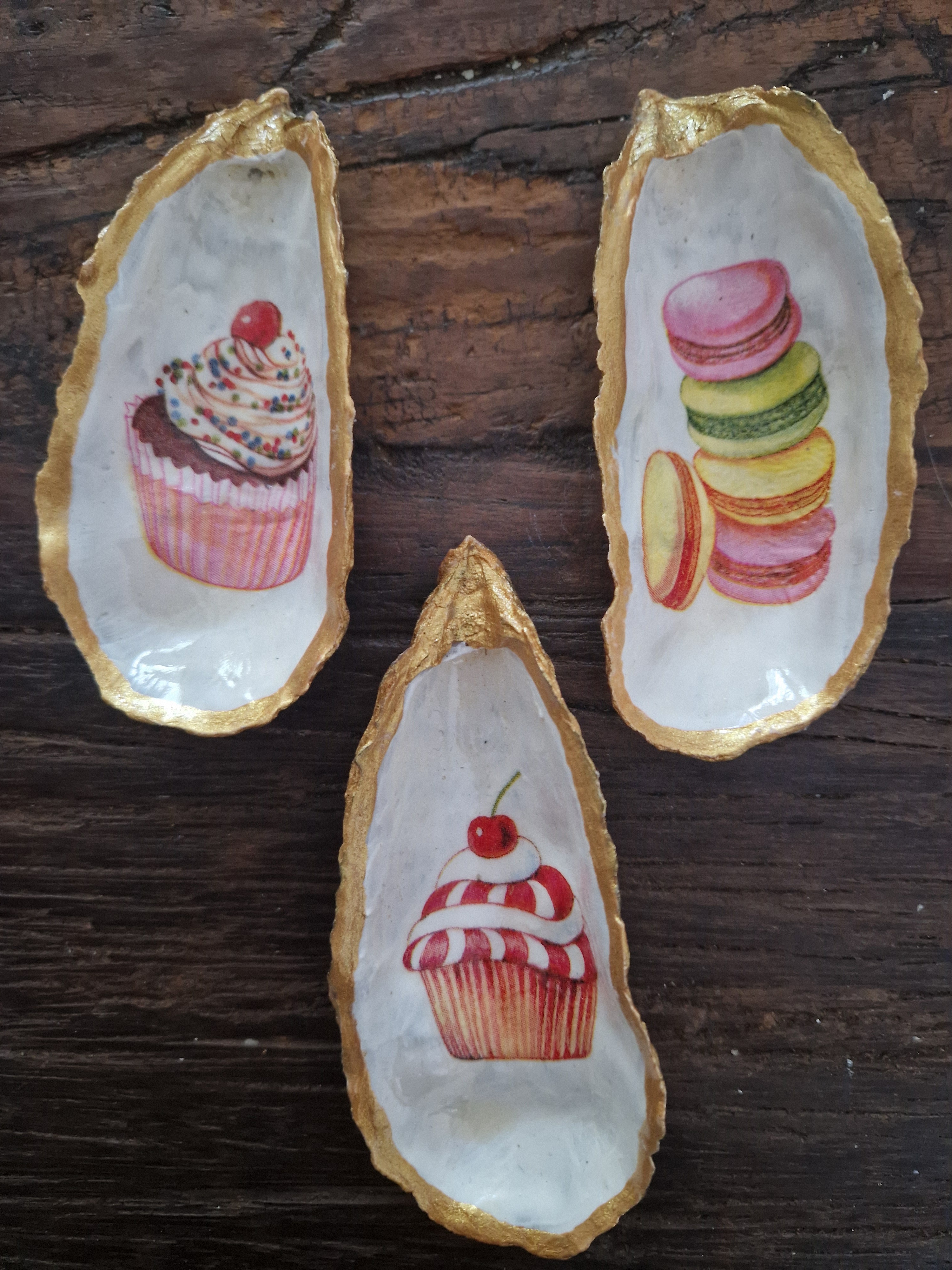 Set van 3 oesters macarons/cupcakes goudrand