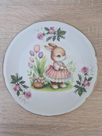 Gedecoreerd vintage bordje rozen konijn met mand   NIEUW!!!