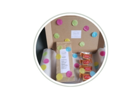 Brievenbus verwenbox: By Caatje Thee met lekkers thema Feest