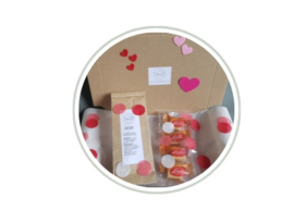 Brievenbus verwenbox: By Caatje Thee met lekkers thema Liefde