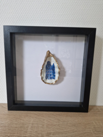 Luxe zwarte lijst met oester in metallic goudkleur met Delftsblauwe grachtenpandjes   NIEUW!!