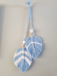 Dubbele macrame veer in blauw en wit