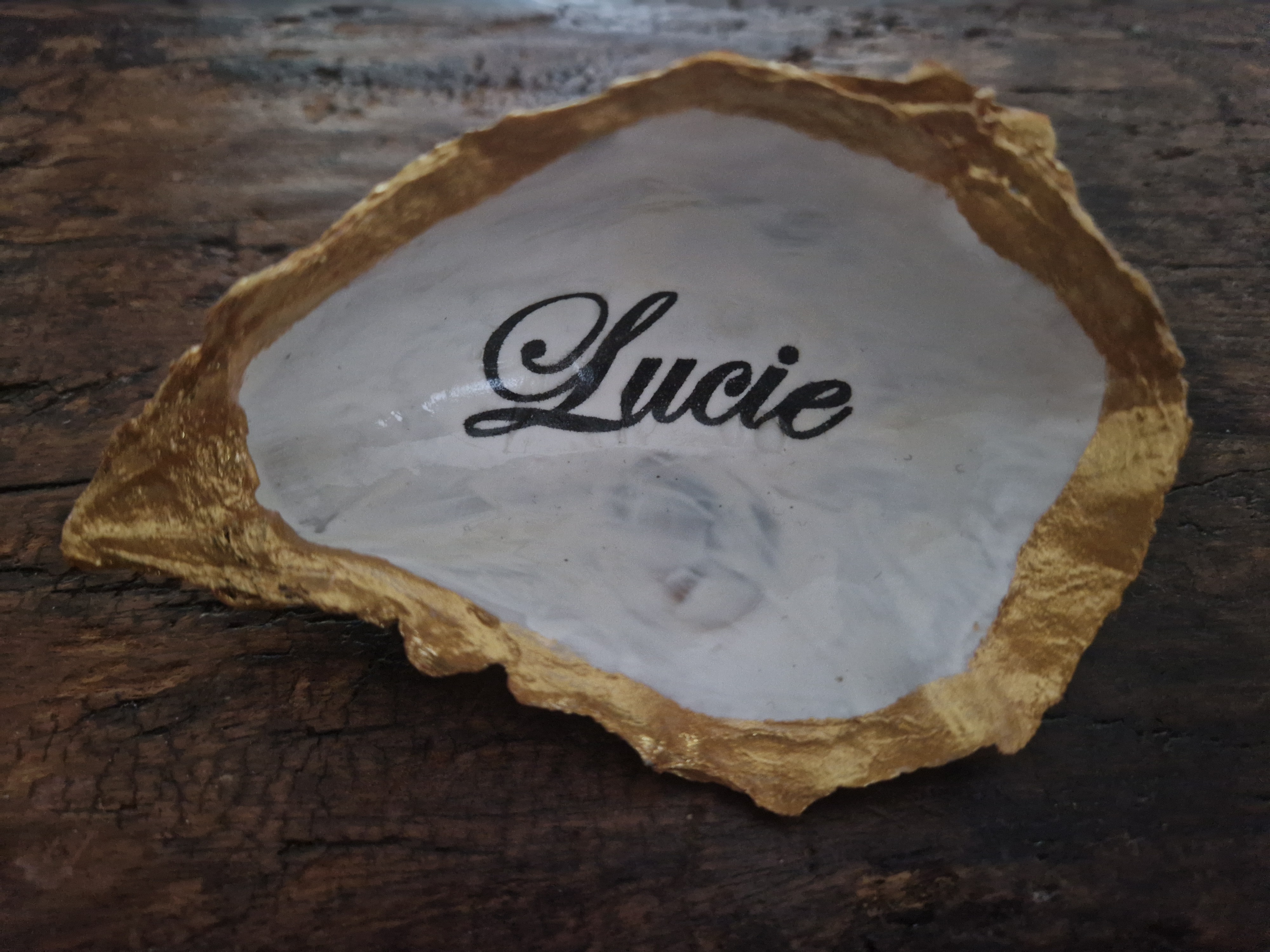 Losse oester met naam Lucie