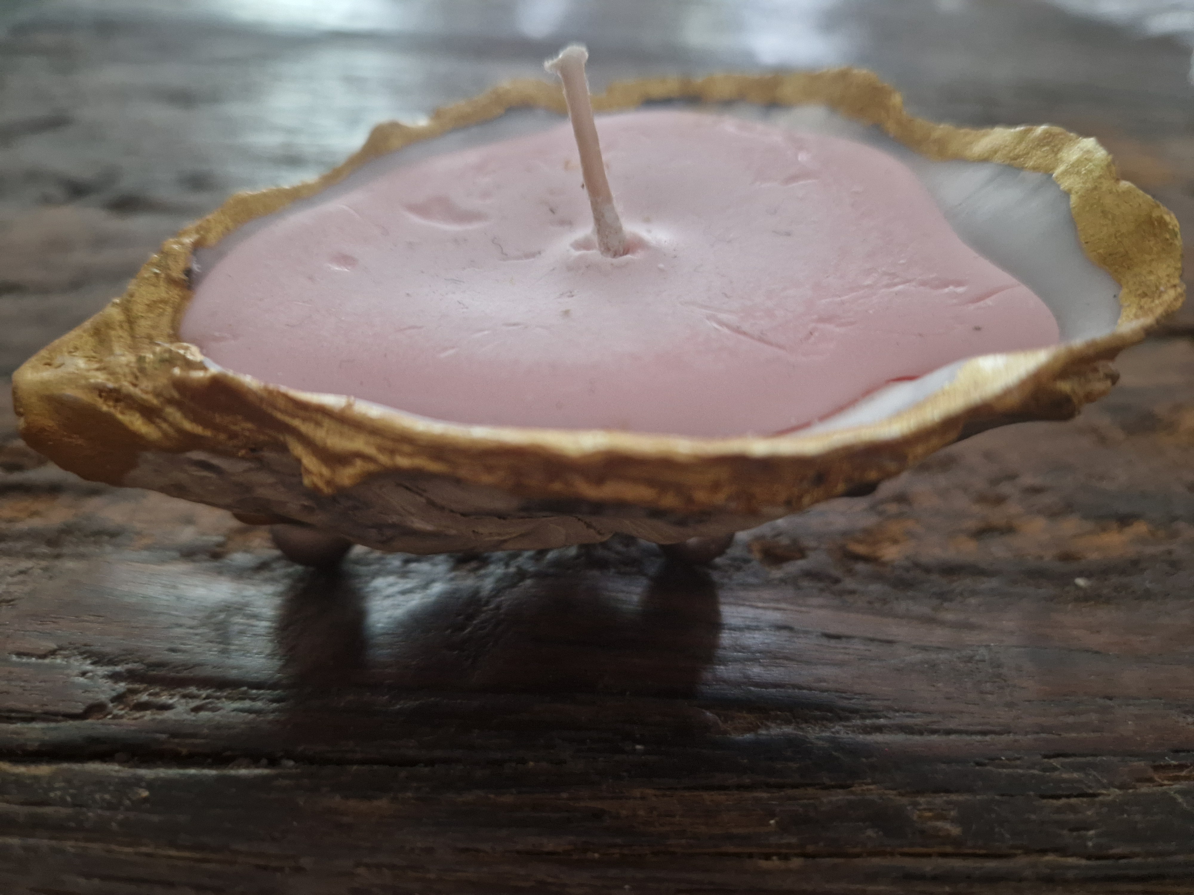 Oester op pootjes met roze kaars