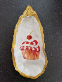 Losse oester cupcake rood/wit met kers  goudrand. NIEUW!!!