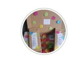 Brievenbus verwenbox: By Caatje Thee met lekkers Deluxe thema Feest