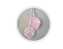 Dubbele macrame veer in roze en wit