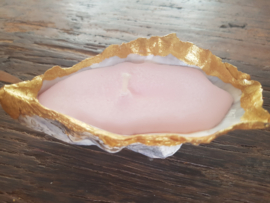 Oester met roze kaars