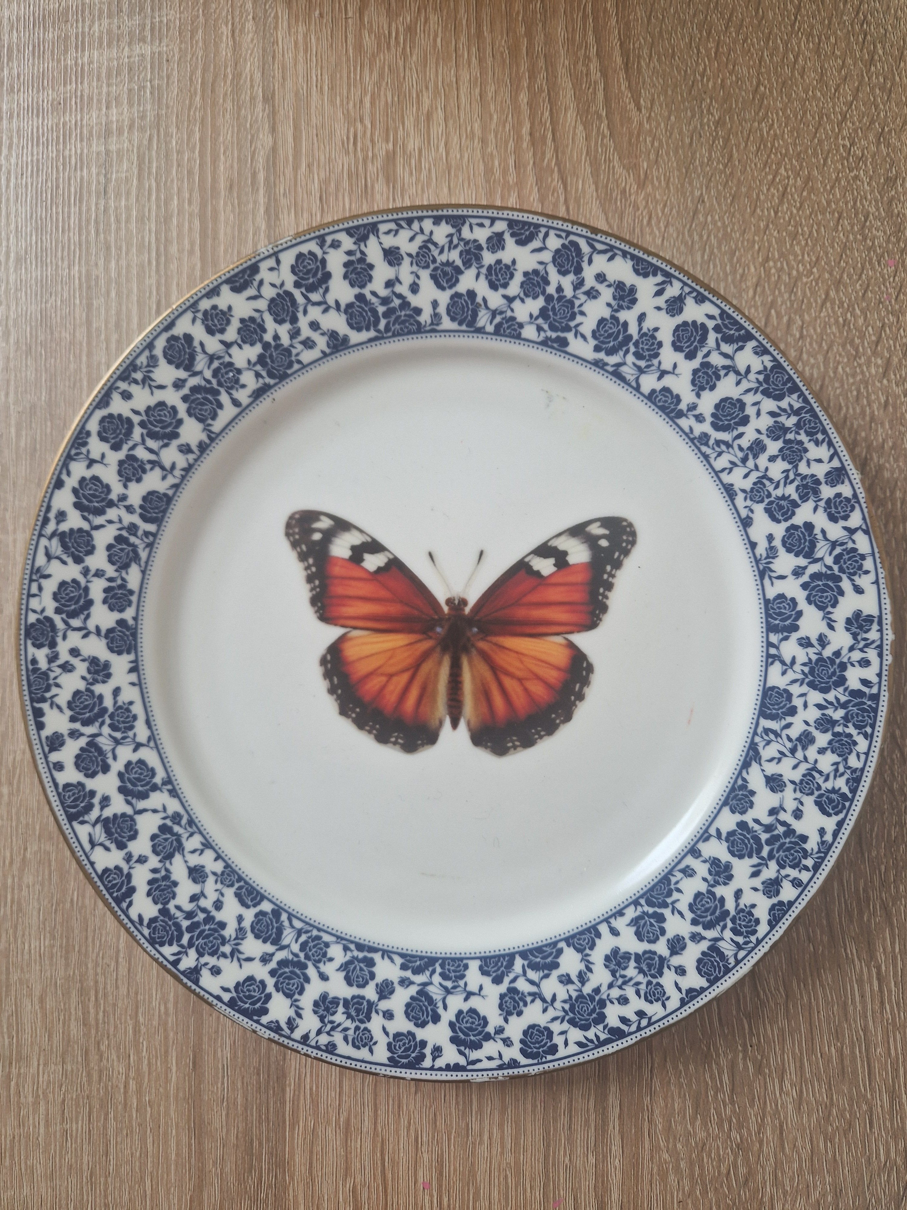 Gedecoreerd vintage bordje blauwe rand vlinder  NIEUW!!!