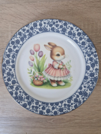 Gedecoreerd vintage bordje blauw konijn met mand   NIEUW!!!