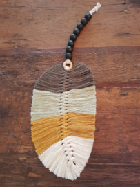 Multicolor macrame veer aan zwarte kralenketting