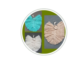 Sleutel/tassenhanger kleine veer macrame diverse kleuren UITVERKOOPAANBIEDING!