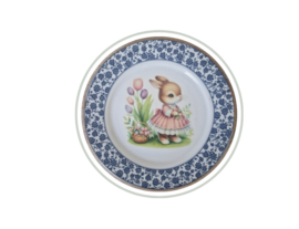 Gedecoreerd vintage bordje blauw konijn met mand   NIEUW!!!