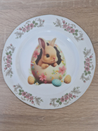 Gedecoreerd vintage bordje konijn in ei   NIEUW!!!
