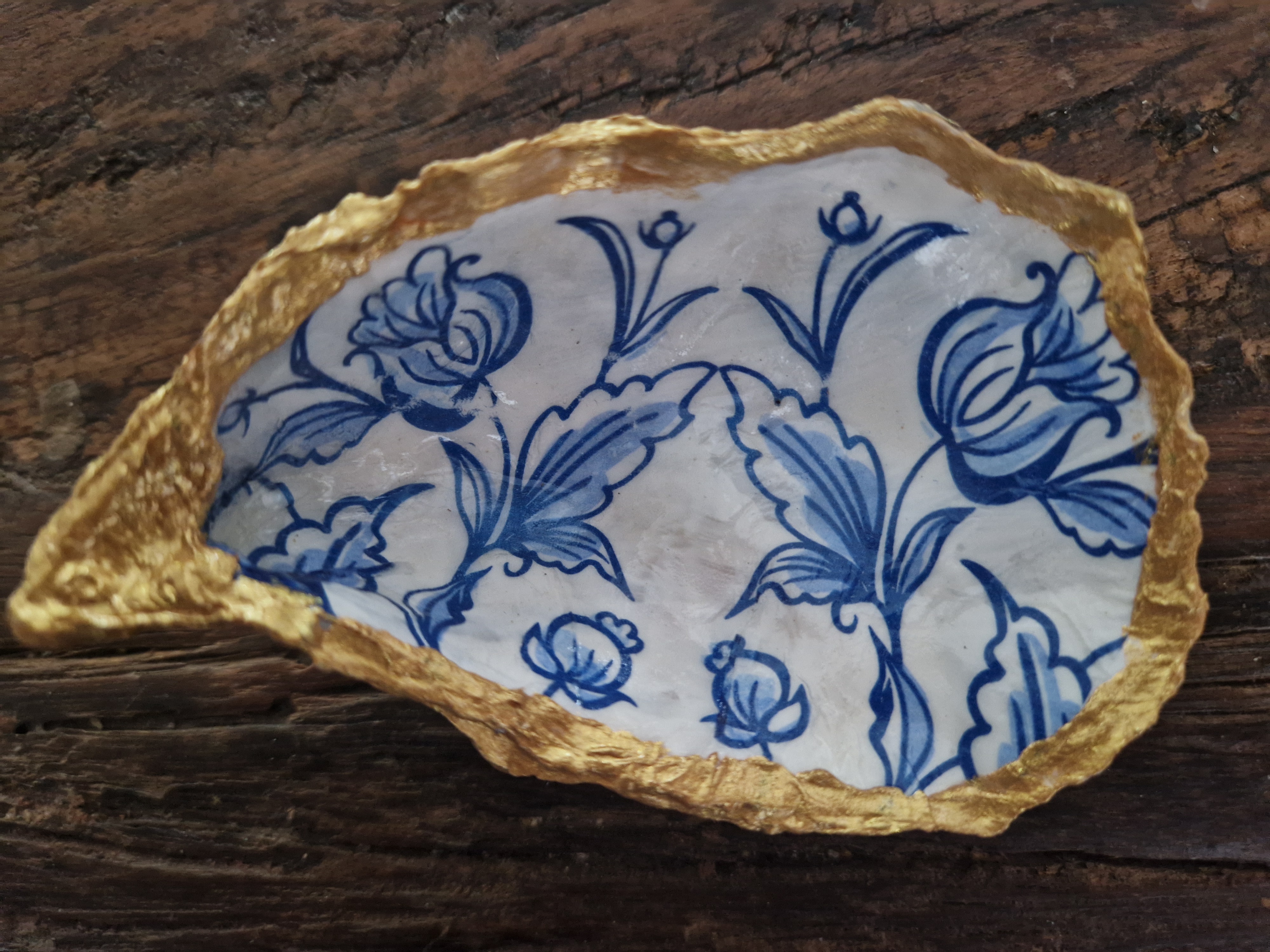 Grote losse oester goudrand bloemen Delfts blauw 1