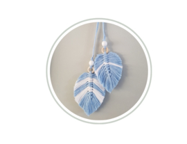 Dubbele macrame veer in blauw en wit