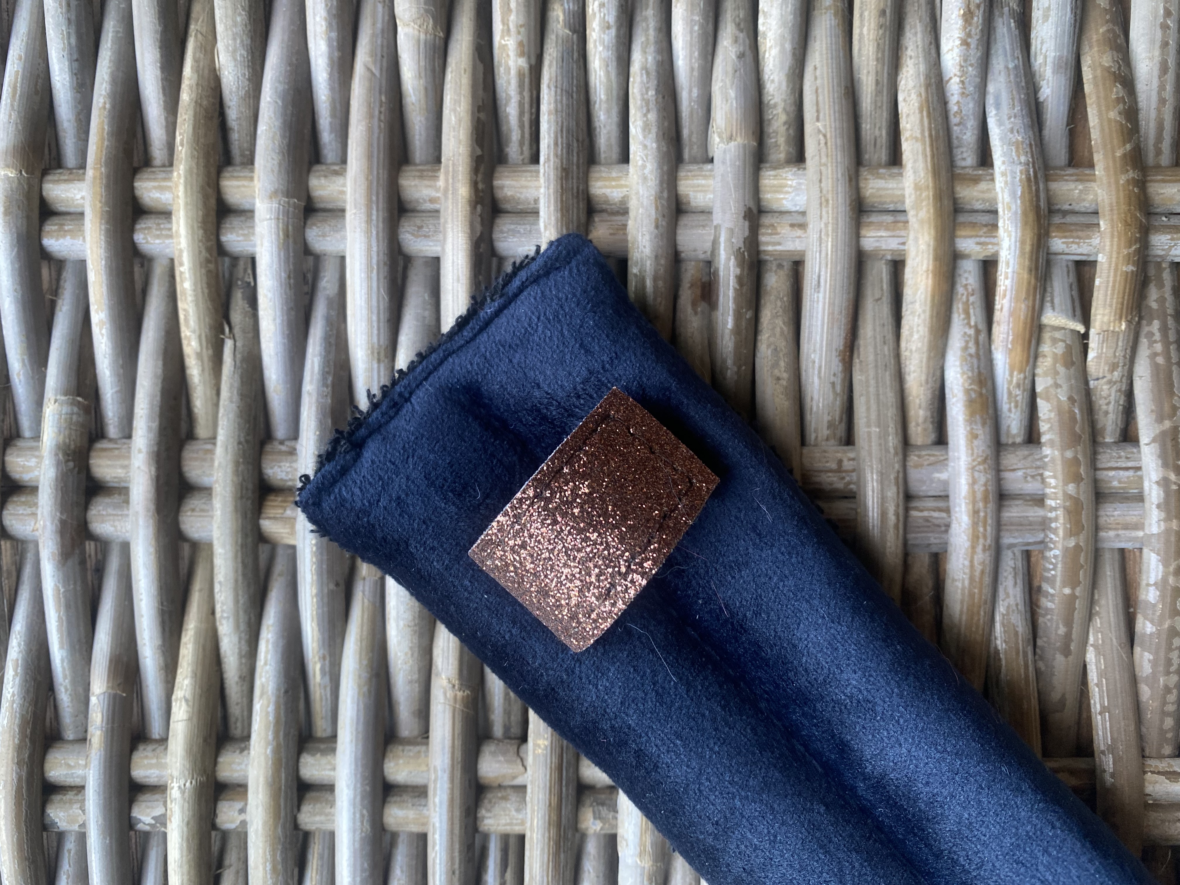 Neusbeen onderlegger velvet dark blue