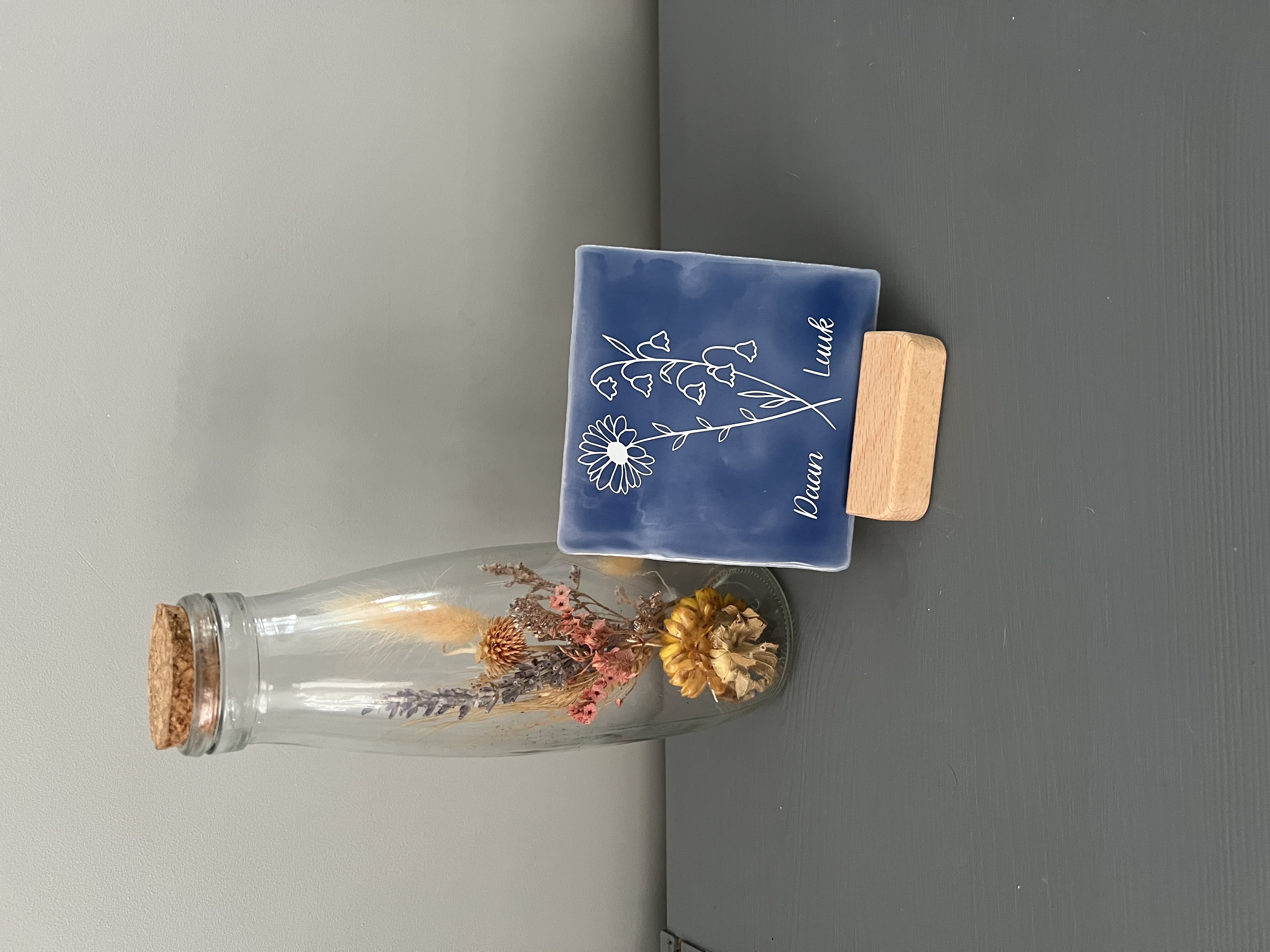 Tegel met geboorte bloem(en)