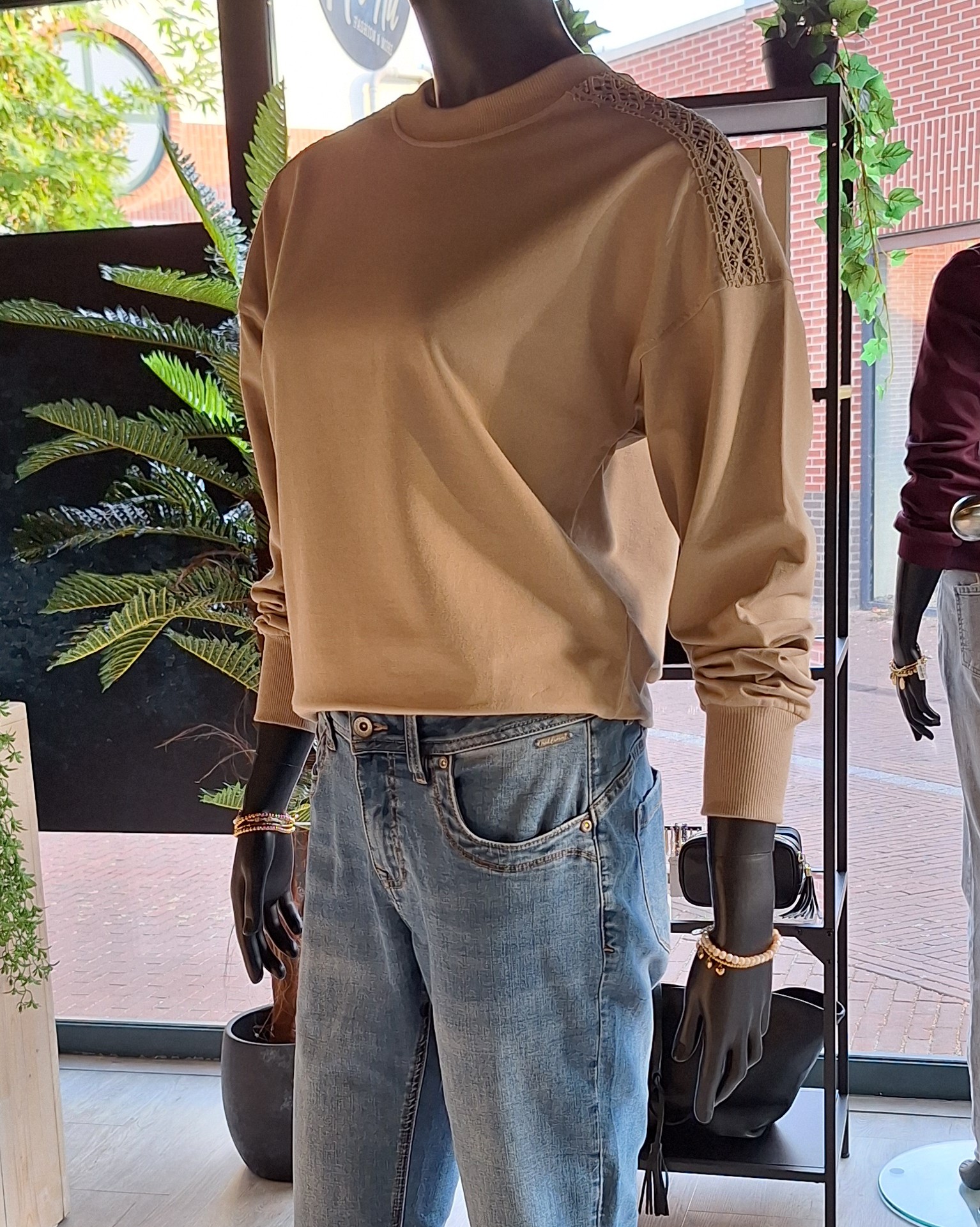 Elvira sweater Jolijn taupe E4 25-061