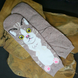 Braune Socken mit großer Katze im Cartoon-Stil Größe 35-40