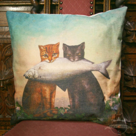 Zwei Katzen mit großem Fisch Fantasy Kissenbezug