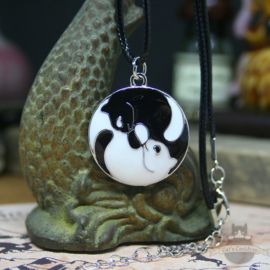 Yin Yang ketting met ronde hanger zwarte en witte kat