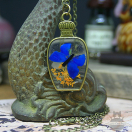 Gelbe Trockenblumen Halskette mit blauem Schmetterling