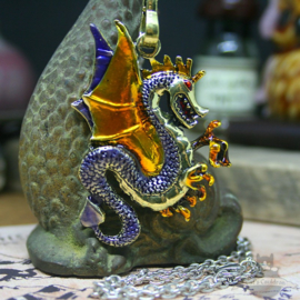 Paarse draak met gouden vleugels fantasy ketting