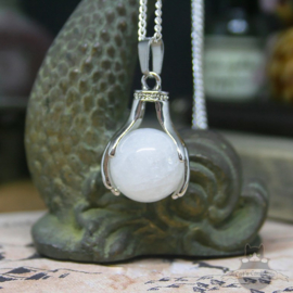 Spirituele ketting twee handen met bol Bergkristal