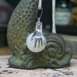 Spirituele ketting twee handen met bol Bergkristal