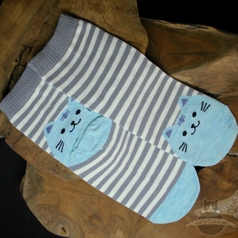 Grau gestreifte Socken mit hellblauer Katze Größe 36-41