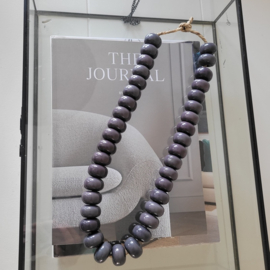 Kralenketting Grey M op voet
