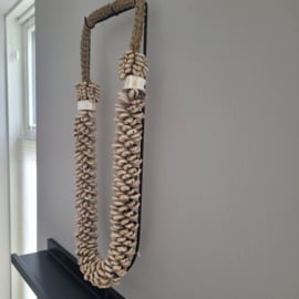 Schelpenketting op voet Aimé