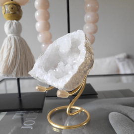 Kwarts geode op gouden voet