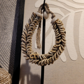 Schelpenarmband op voet