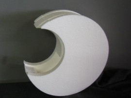 Opening, doorsnede 26 cm, dikte9 cm.