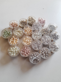 30 doosjes glasparels van 6 en 8 mm. OPRUIMING