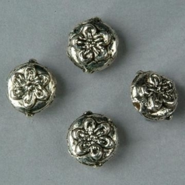 12 x zware massieve kralen plat rond metbloemetje 8x4.5mm 117456/9513