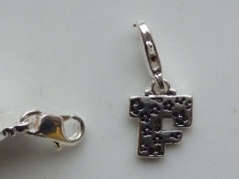 117467/1206- zwaar verzilverde metalen letter bedel F